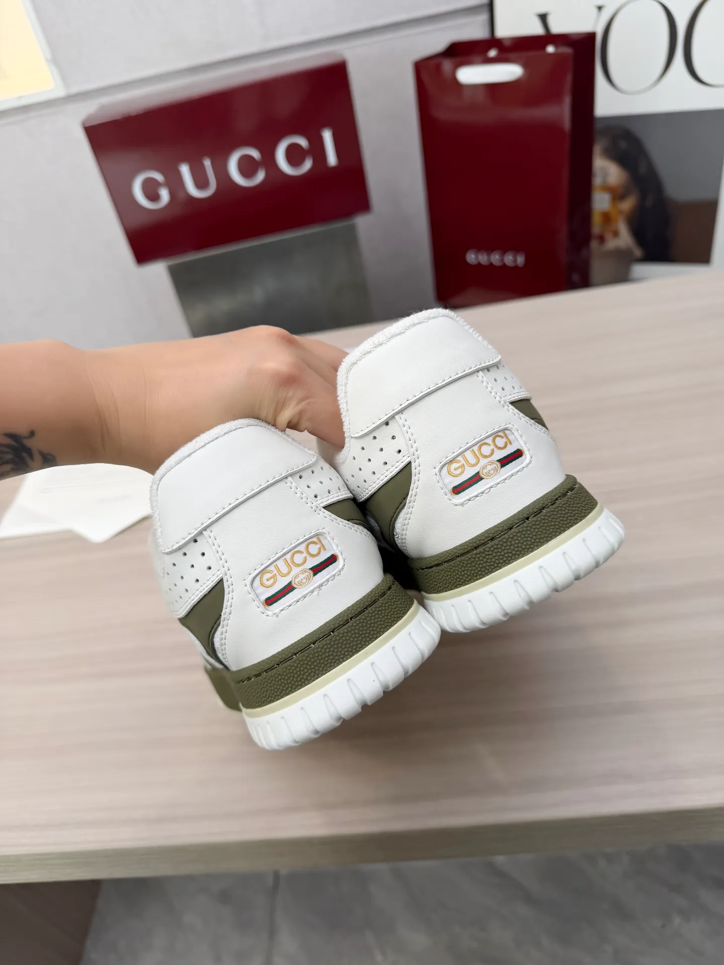 [G Home] P: 600💰 Couple size: Female 35-40. Male 39-44 (45 custom-made) 🆕2025.GUCC Gucci original order quality The latest popular high and low top aged couple sneakers series shipped original purchase development and production, this high and low top sneakers adopt a basketball-style silhouette design, cleverly integrated with hollow panels and distressed effects, showing unique ingenuity. The ingenuity incorporates brand logo details such as interlocking Double G styling accessories and Gucci lettering, a low-key tribute to the brand's design heritage. Exquisite packaging at the delivery counter 🛍📦 ▪️ Fabric: Original customized imported first-layer cowhide ▪️ Inner lining: Imported first-layer cowhide ▪️ Sole: Original molded two-color TPU sole ▪️ Sole thickness: 3cm
